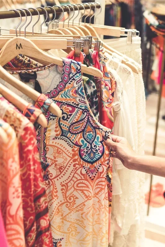 De voornaamste reden om te kiezen voor slow fashion is het duurzame aspect van de kleding. De kleding gaat een stuk langer mee dan bij fast fashion, waardoor deze kleding een veel minder grote negatieve impact op het milieu heeft.