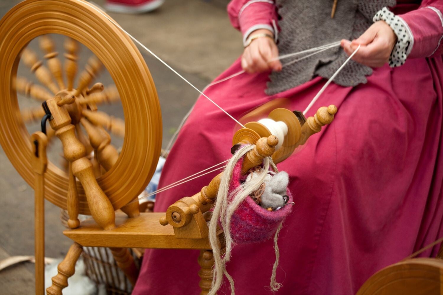 spinnewiel, garen spinnen, garens voor kleding. naaien en naai tips. natuurlijke garen en kleding