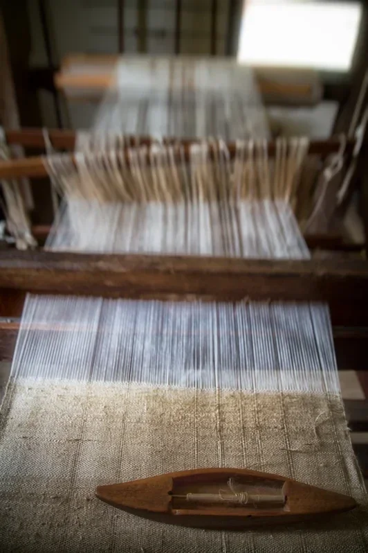wat wordt bedoelt met textiel? Hoe wordt textiel gemaakt? lees er alles over in deze blog vanIngrid de Haan van modemerk  New Angels. Wat is allemaal gemaakt van textiel, en hoe maak je textiel. alles textielsoorten op een rij