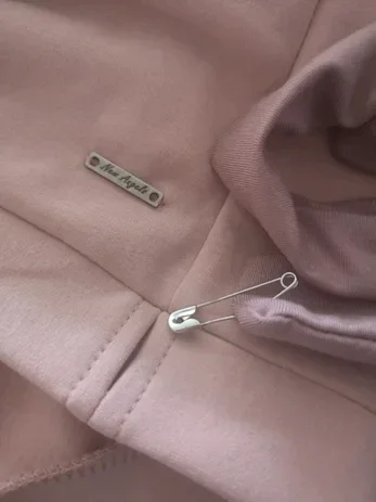 Sweater van biologisch katoen, biokatoen trui. Modemerk New Angels is een duurzaam kledingmerk. New Angels werkt met biologisch katoen, dit is zacht en gifvrij. Kleding voor vrouwen, dameskleding die betaalbaar is. Betaalbare duurzame kleding