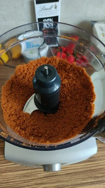 Vegan en lactosevrije aardbeien kwarktaart maken. recept voor een vegan aardbeien taart, zelf taart maken. bodem maken voor vegan taart. Vegan taart recept voor aardbeientaart met chocolade. lekkere taart maken thuis.