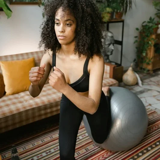 Sporten is goed tegen stress, en een vermindering van stress zorgt voor energie. Uit onderzoek is gebleken dat als je 20 tot 30 minuten per dag sport je de rest van de dag minder stress hebt, daarom is het beter voor je stress om in de ochtend te sporten.