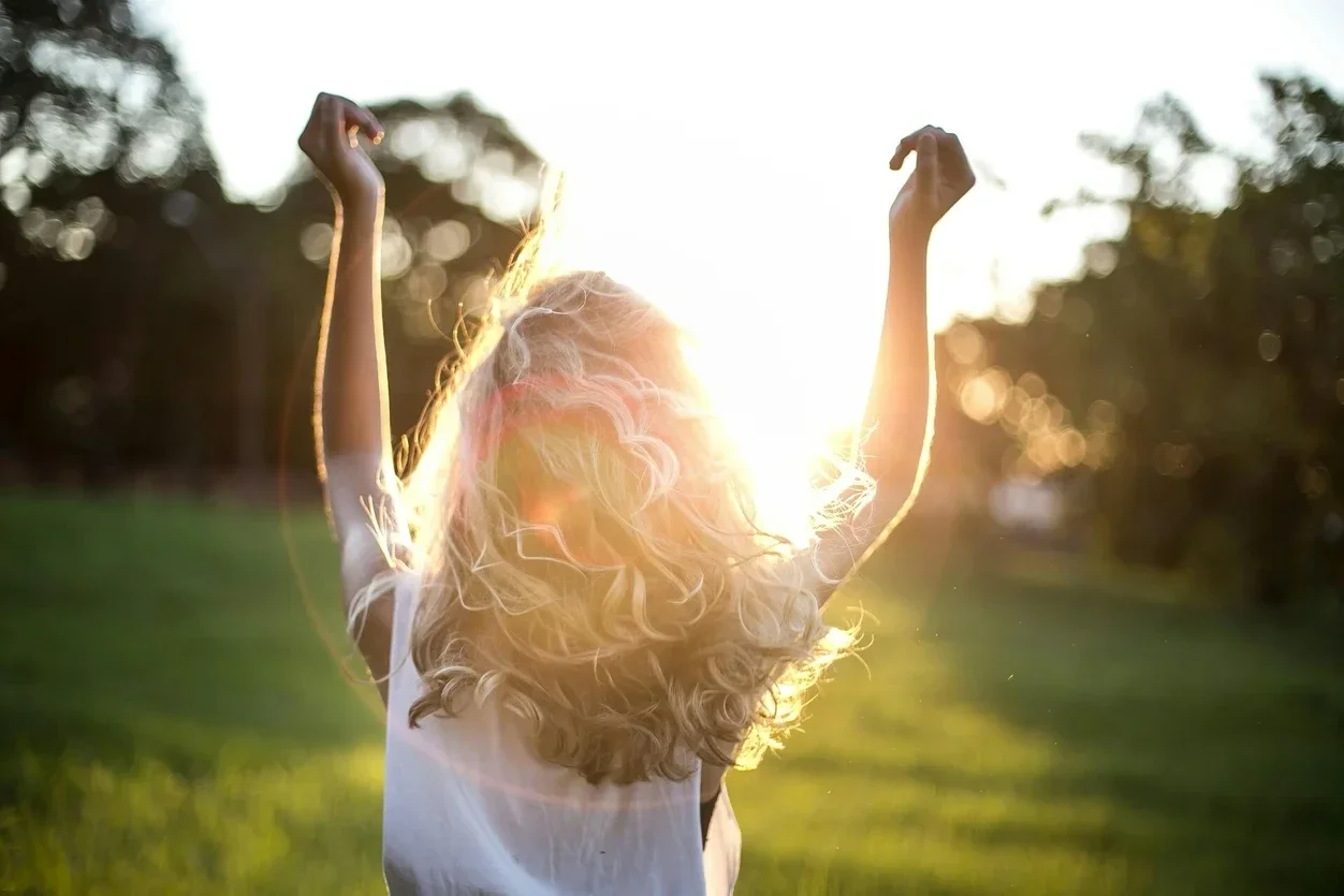 Hoe kan ik me weer fit voelen? Wat is de 30/30-30 methode? Wat eten om je fit te voelen? Hoe kan ik fit en sterk worden? Wat te doen als je je futloos voelt? Wat doet 1 uur wandelen per dag met je lichaam? Kun je na je 40e nog strak worden? fitter voelen