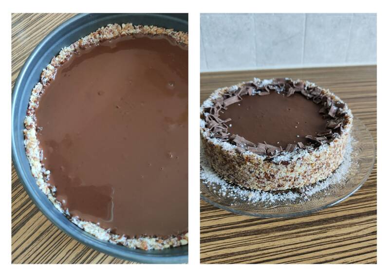 Romige chocoladevulling voor vegan chocoladetaart zonder oven wordt over de bodem gegoten. Romige vegan chocoladevulling wordt over de bodem van de taart gegoten. Gesmolten chocolade mengsel voor no bake vegan chocoladetaart. makkelijk recept