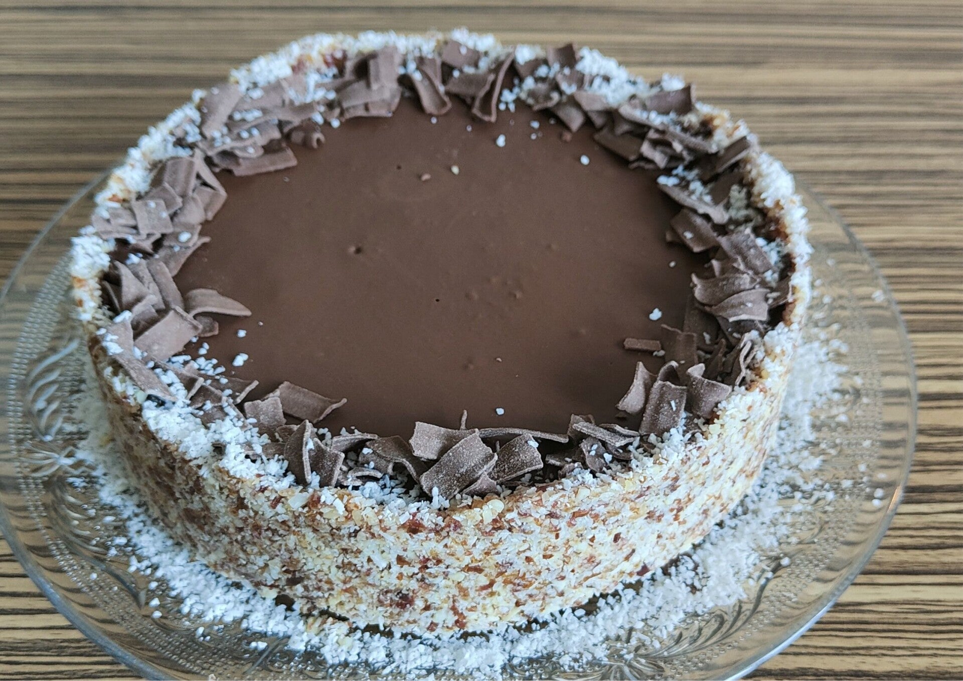 Vegan chocoladetaart zonder oven met romige chocoladevulling en simpele bodem. Glutenvrije vegan no bake chocoladetaart met 3 ingrediënten. Romige vegan chocoladetaart met chocoladevulling en koekjesbodem. Eenvoudige vegan chocoladetaart zonder oven,