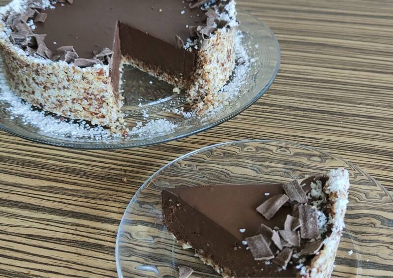 Vegan chocoladetaart zonder oven met romige chocoladevulling en eenvoudige bodem. Eenvoudige vegan chocoladetaart zonder oven, rijk aan chocolade. Makkelijke no bake vegan chocoladetaart met pure chocolade en kokosolie. Taaart recept. vegan recept. 