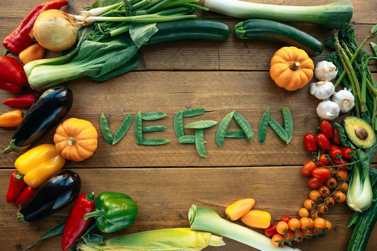 Wat is vegan kleding? Wat voor kleding dragen veganisten? Is Zara veganistisch? Wat is veganistische mode? Vegan kleding webshop Hippe vegan schoenen Vegan supermarkt online Vegan schoenen heren Vegan kleding dames Vegan schoenen dames. vegan kleding mode
