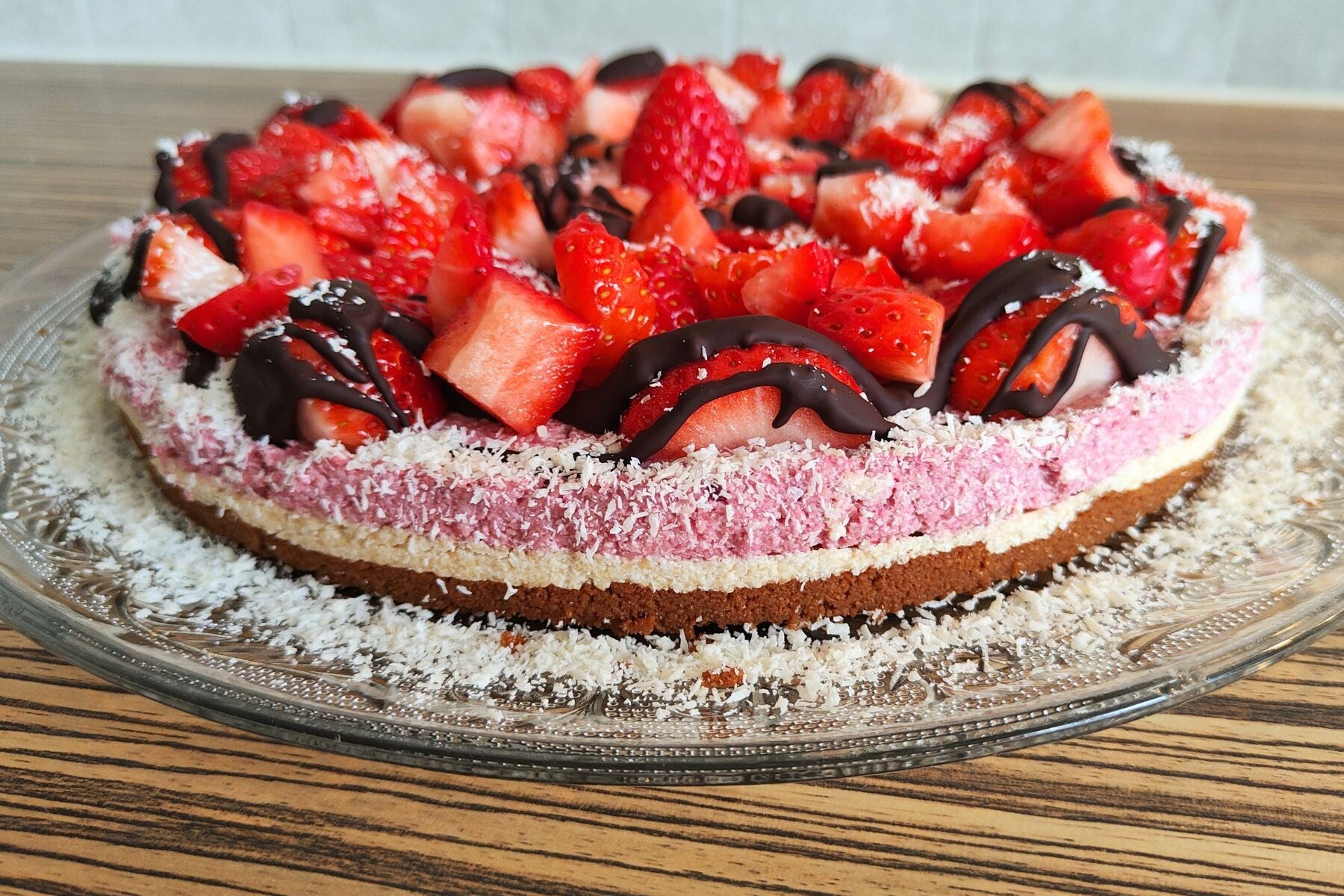 Vegan taart recept voor aardbeientaart met chocolade Dit is weer een pareltje om toe te voegen aan jouw collectie favoriete recepten. Deze vegan en lactosevrije aardbeien kwarktaart is niet alleen mooi om te zien, de smaak is ook echt heel goed.