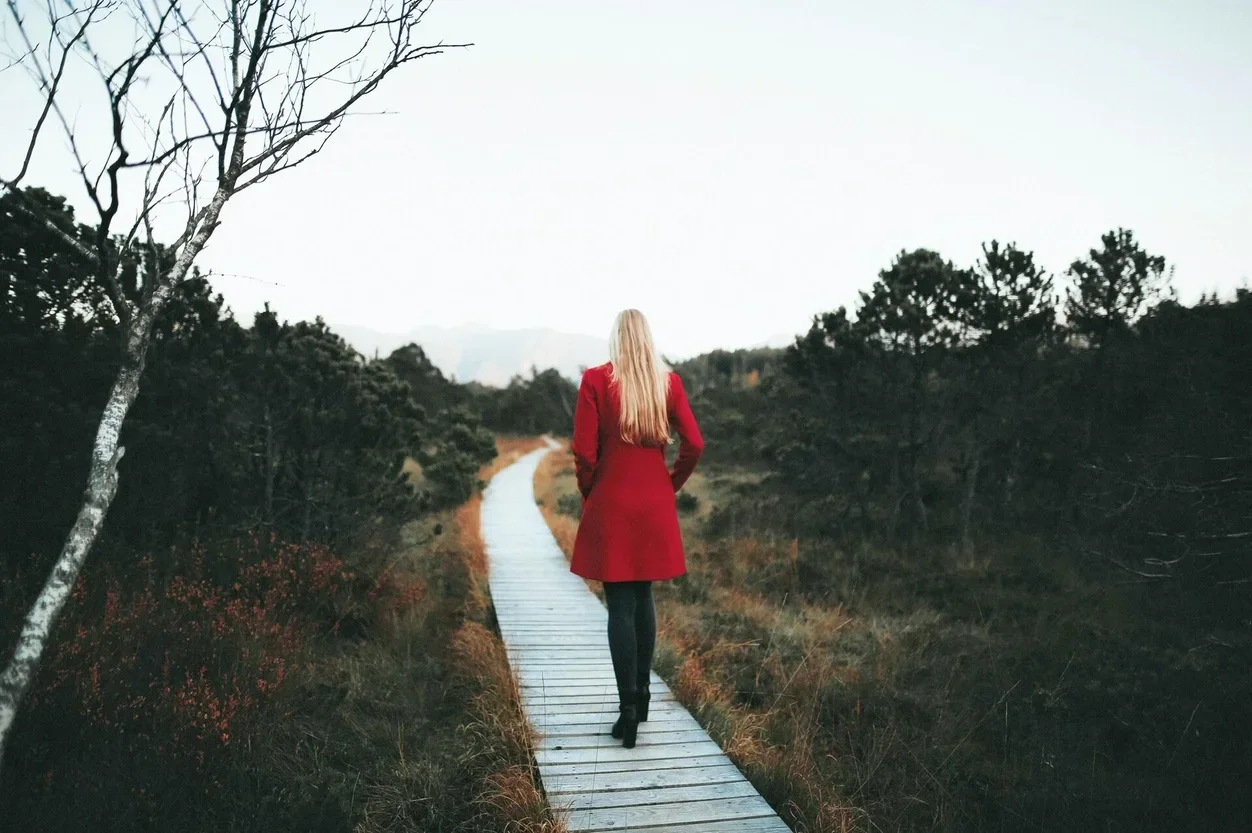 Is wandelen goed voor je als je moe bent? Kan wandelen je energie verhogen? Wat doet 1 uur wandelen per dag met je lichaam? Wat doet elke dag 30 minuten wandelen met je lichaam? Wat is de 666-regel voor wandelen? Is het goed om te wandelen als je moe bent
