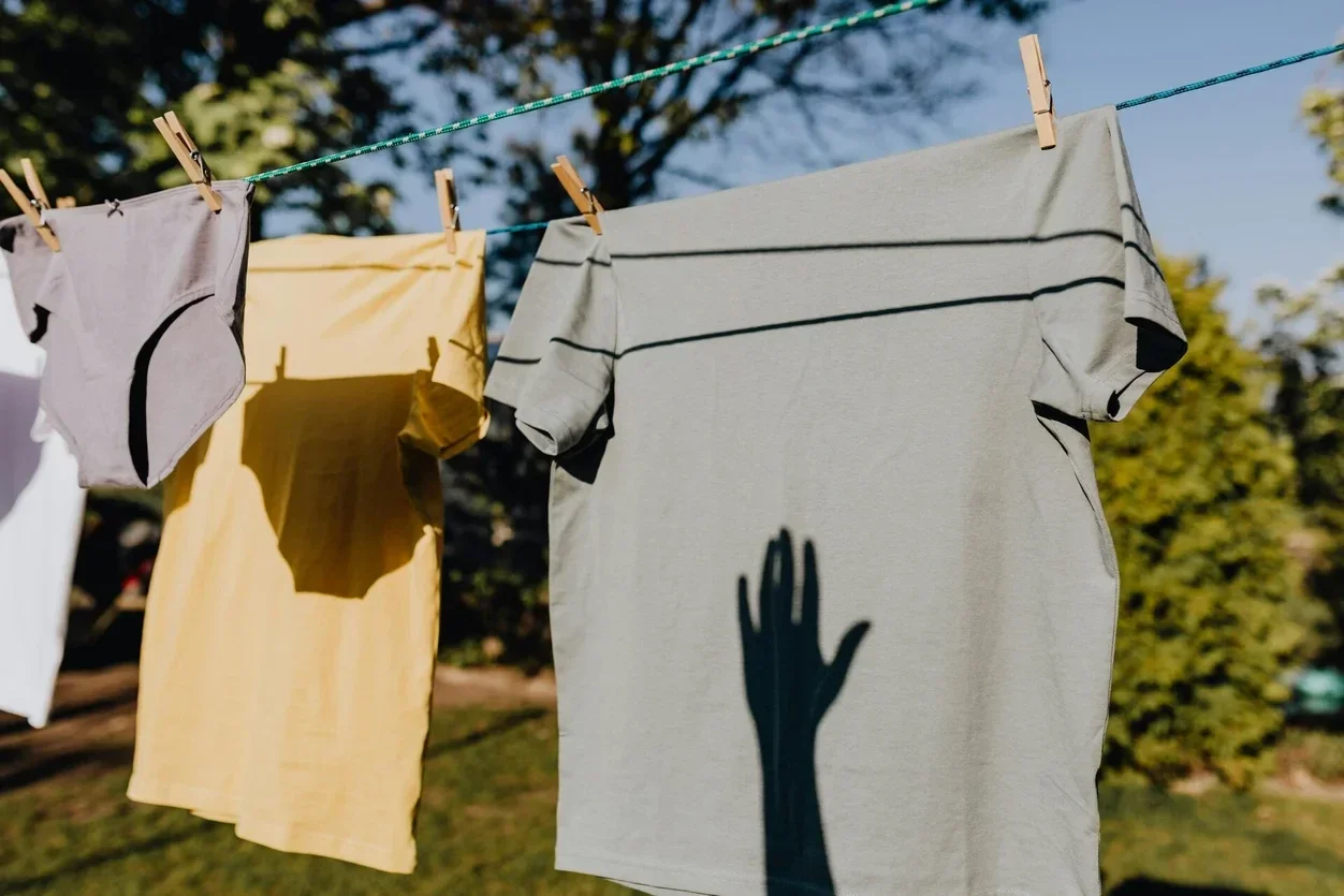 was tips. witte was. gekleurde was.  zelf wasmiddel maken. zon als vlekken verwijderaar. zon op wasgoed. Kan wasgoed bleken in de zon? Hoe verwijder ik zonnebrandvlekken uit kleding? Kunnen schimmels tegen zonlicht? Kan ik witte was in de zon drogen? 