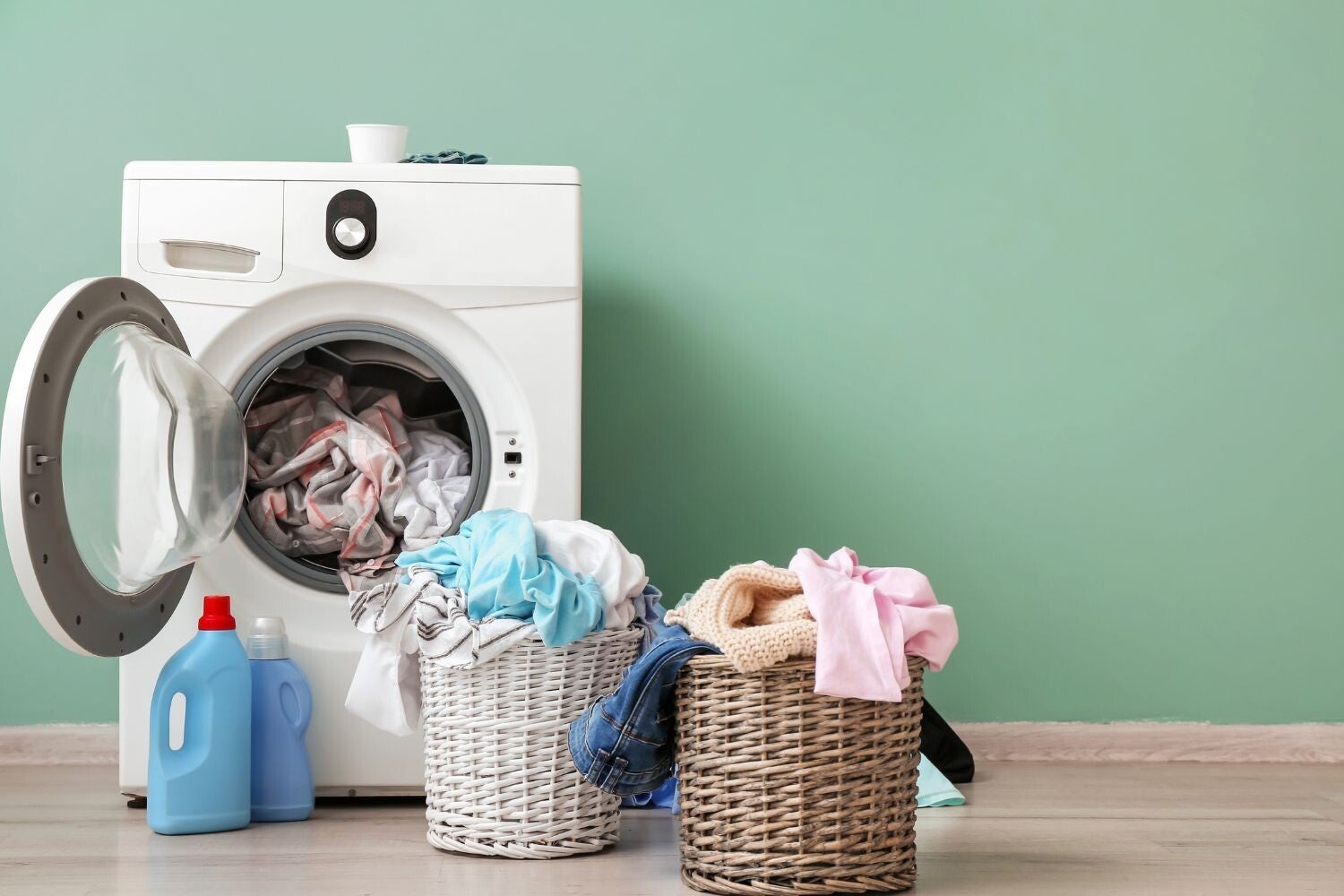 Kleding wassen, zo doe je dat. Wat betekent een driehoek met een kruis op kleding? Wat betekent het wassymbool voor handwas? Wat is het symbool voor niet wassen? Wat betekent een rondje met een kruis erdoor op een kledingstuk?