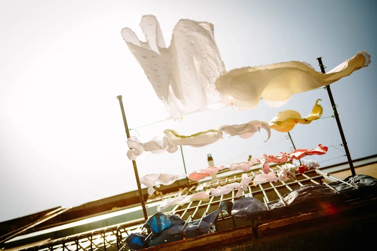 Duurzame kleding van New Angels. New Angels Eco Fashion is plastcvrij. geen microvezels voor New Angels modemerk. Duurzaam modemerk uit Nederland. Microplastics zijn kleine deeltjes plastic die in het milieu terechtkomen. De deeltjes kunnen microscopisch 