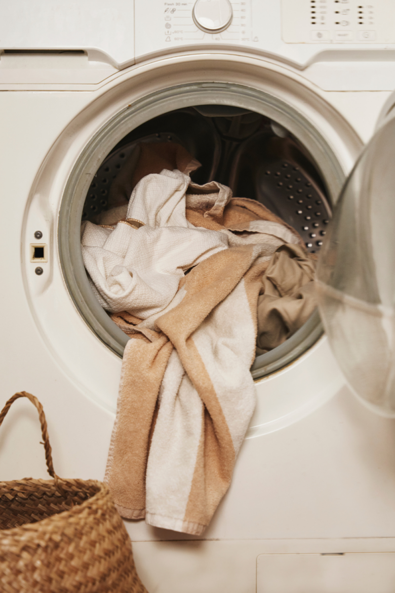 Wat betekenen de wassymbolen op je kleding? Leer je waslabel lezen en ontdek hoe je kleding op de juiste manier wast, droogt en strijkt zodat je favoriete kleding langer mooi blijft.