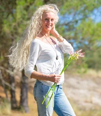 New angels duurzame kleding. ingrid de haan in hennep kleding van new angels. witte hennep shirt. off shoulder top. natural white t-shirt. zonnige kleding. zelfgemaakte kleding. mode voor vrouwen. betaalbare kleding. mode niet duur. wel duurzaam.