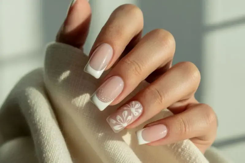 12 nagel trends voor de zomer. Deze chique zijn tijdloos en aanpasbaar op het seizoen. witte nagels. bloemen nagels. french tips. french manicure. Nageltrends zomer 2025. Trendkleuren zomer 2025. Nagelideeën en inspiratie zomer 2025.
