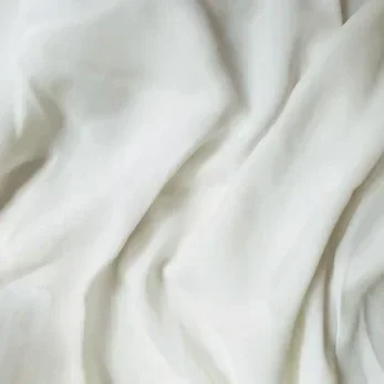 stof van soja is erg zacht. Vezels van soja zijn een bij-product van de productie van voedsel. Dus wat dat betreft kost het maken van soja textiel niets. Het is er al. je maakt van afval weer een nieuw product. soja stof.