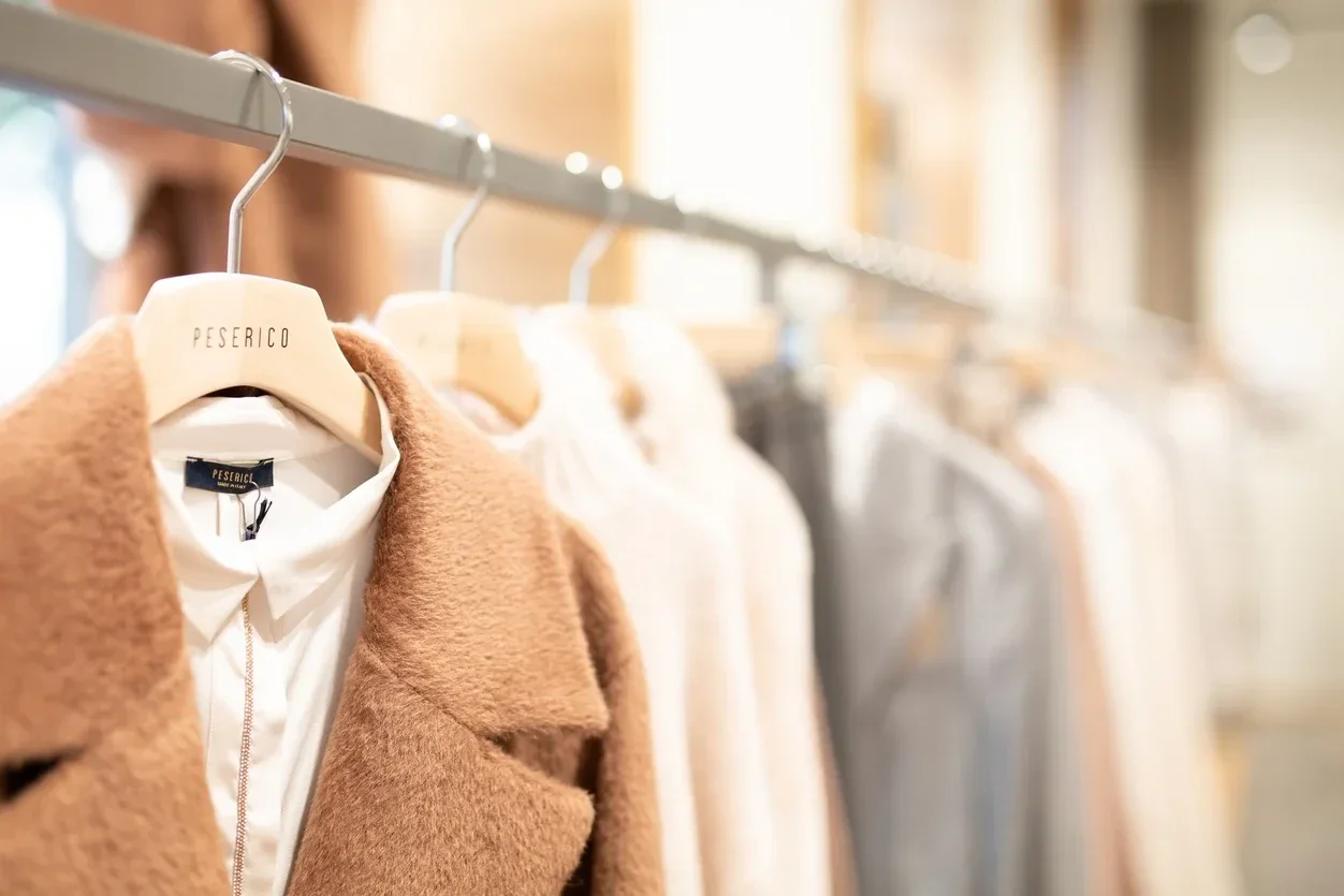 De voornaamste reden om te kiezen voor slow fashion is het duurzame aspect van de kleding. De kleding gaat een stuk langer mee dan bij fast fashion, waardoor deze kleding een veel minder grote negatieve impact op het milieu heeft.