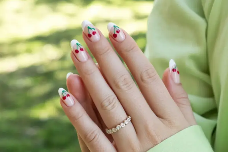 kersen nagels. summer nail art. zomer nagels. french tip met zomer fruitZomer Nagels 2025, Nageltrends zomer 2025. Trendkleuren zomer 2025. Nagelideeën en inspiratie zomer 2025.
