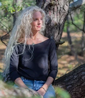 Hennep kleding van New Angels, duurzame kleding, mode voor dames, betaalbare kleding, biologische kleding voor vrouwen. Ingrid de Haan in hennepmkleeing van new angels. duurzame kleding van ingrid, new angels, hennep shirts in zwart