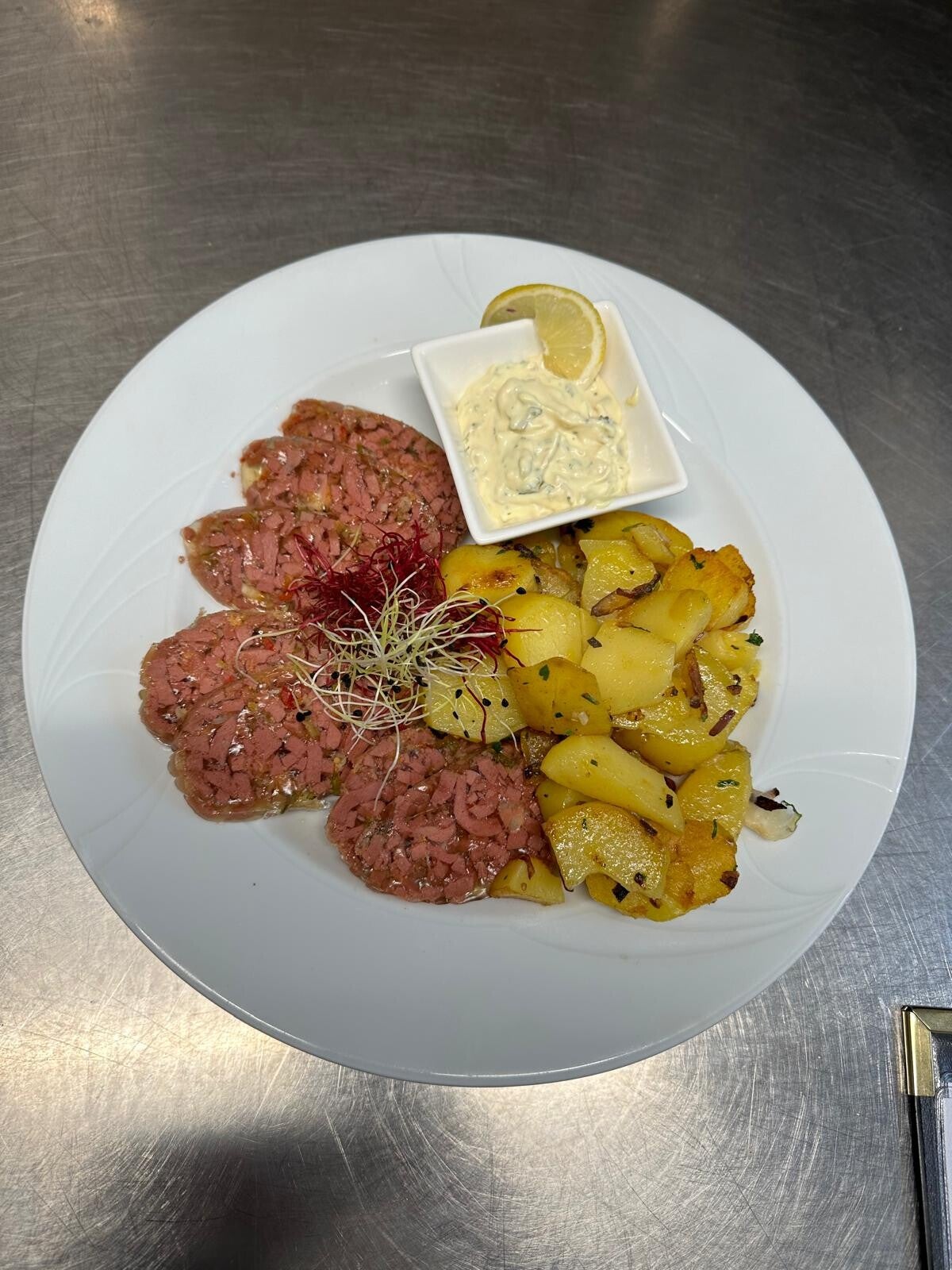 Hausgemachte Sülze mit Bratkartoffeln