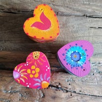 Bijzondere, unieke hand-gedecoreerde doosjes in hartvorm, ideaal voor een bijzonder en origineel cadeautje!