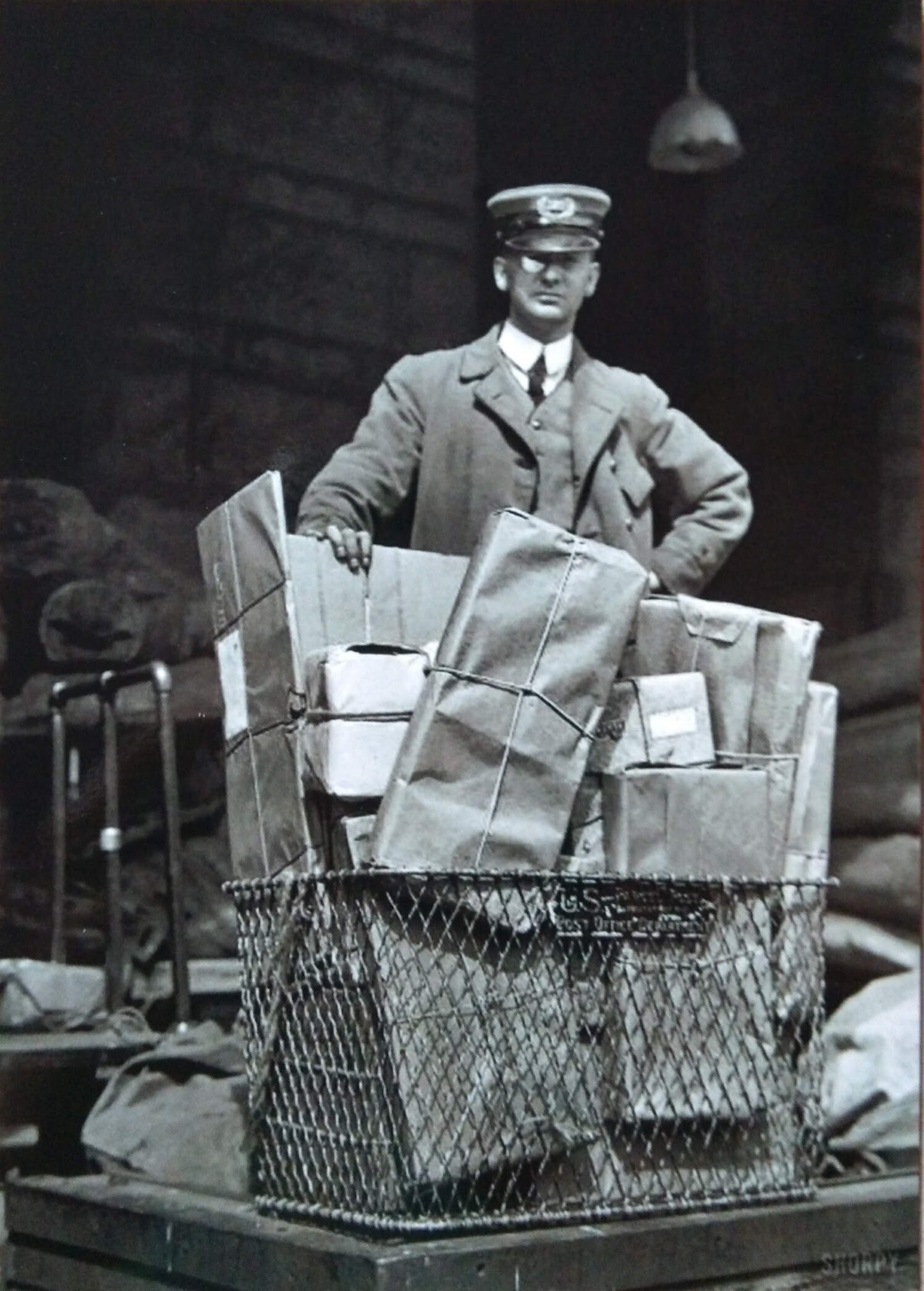 GB Ansichtkaart 'Postbode met pakjes' (retro)