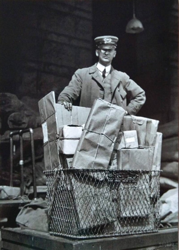 GB Ansichtkaart 'Postbode met pakjes' (retro)