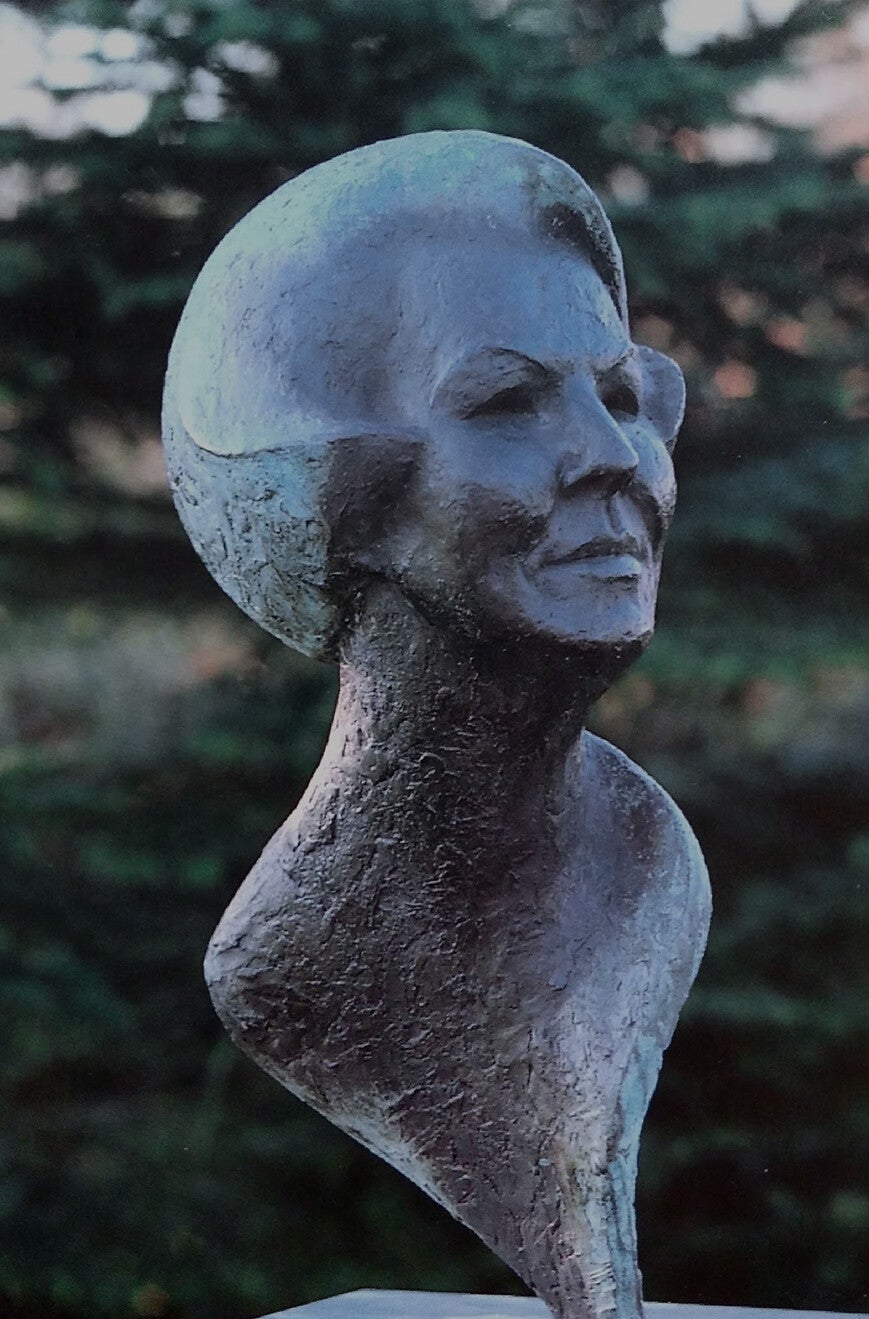 Ansichtkaart 'Borstbeeld voormalig koningin Beatrix'