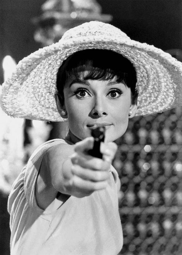 Ansichtkaart 'Audrey Hepburn met pistool'