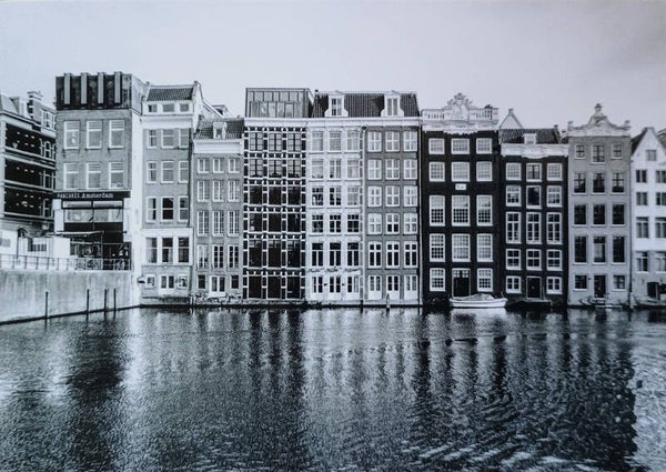 GB Ansichtkaart 'Dansende huizen - Damrak Amsterdam'