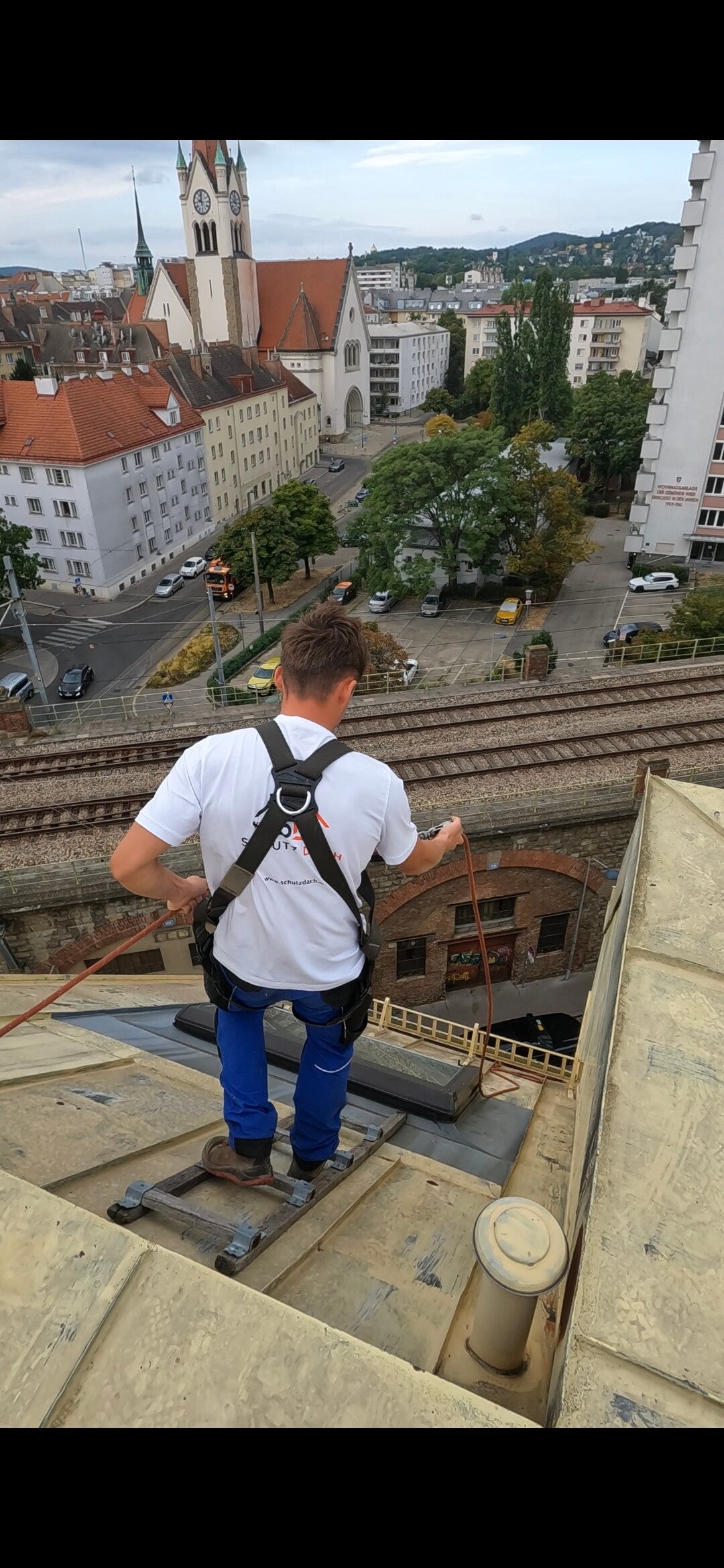 Schutz Dach bei der Arbeit mit Seil und Gurt an der Dachkante