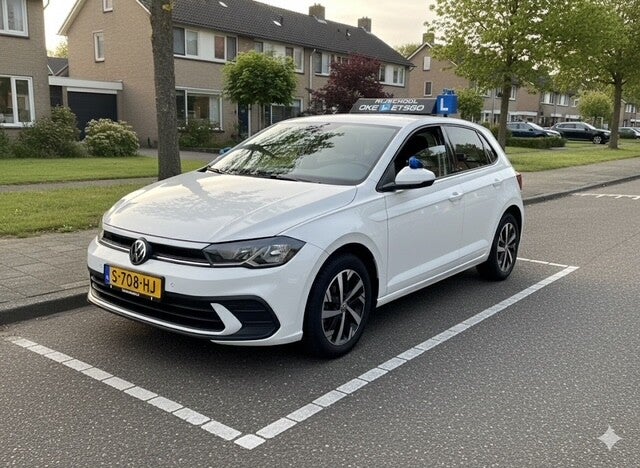 Autorijles bij Rijschool Okeletsgo. Rijden in een Volkswagen Polo