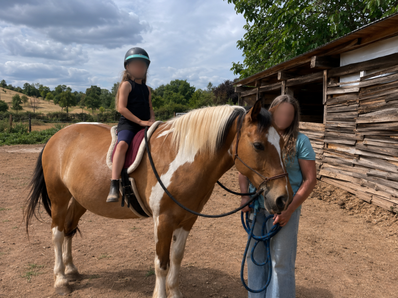 Kind mit Pony beim Tierischen Indianercamp auf dem Philippshof in Mechernich-Floisdorf