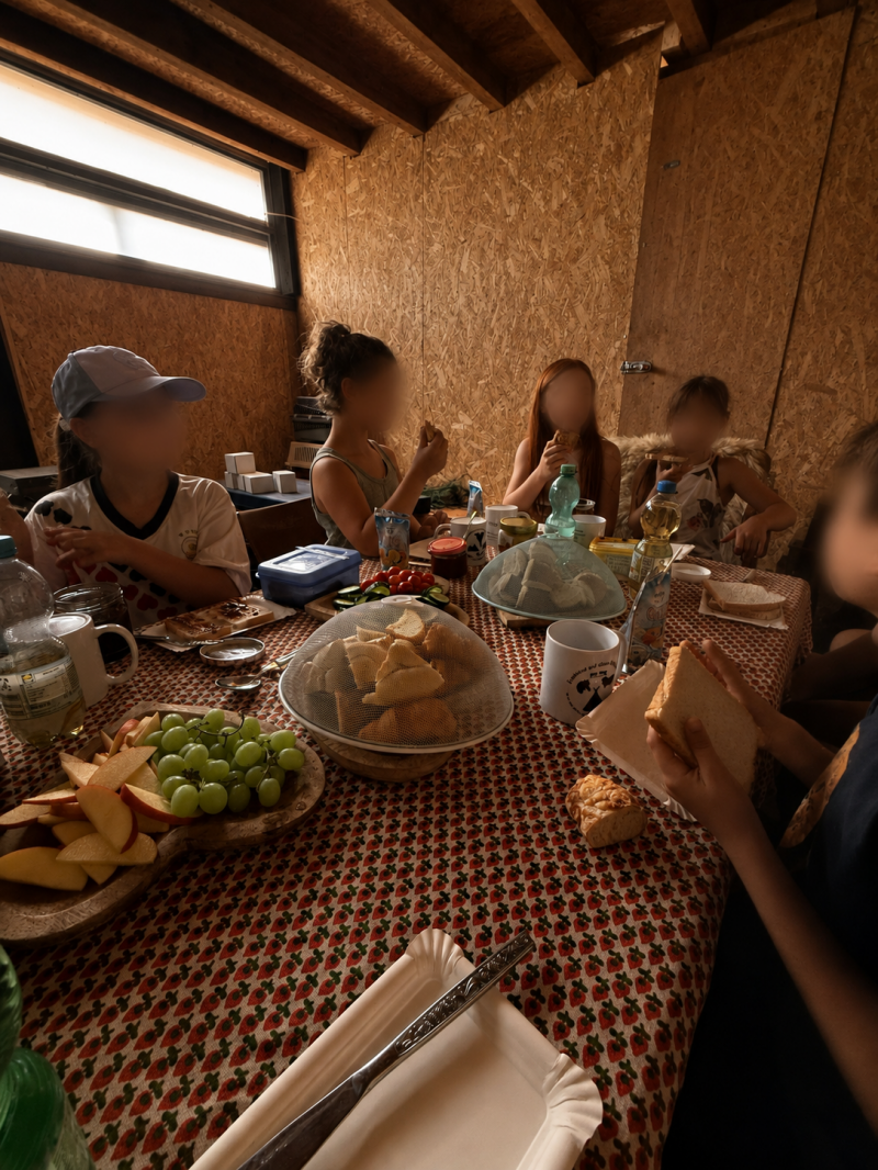 Kinder bei einer gemeinsamen Pause während des Ferienprogramms auf dem Philippshof in Mechernich-Floisdorf