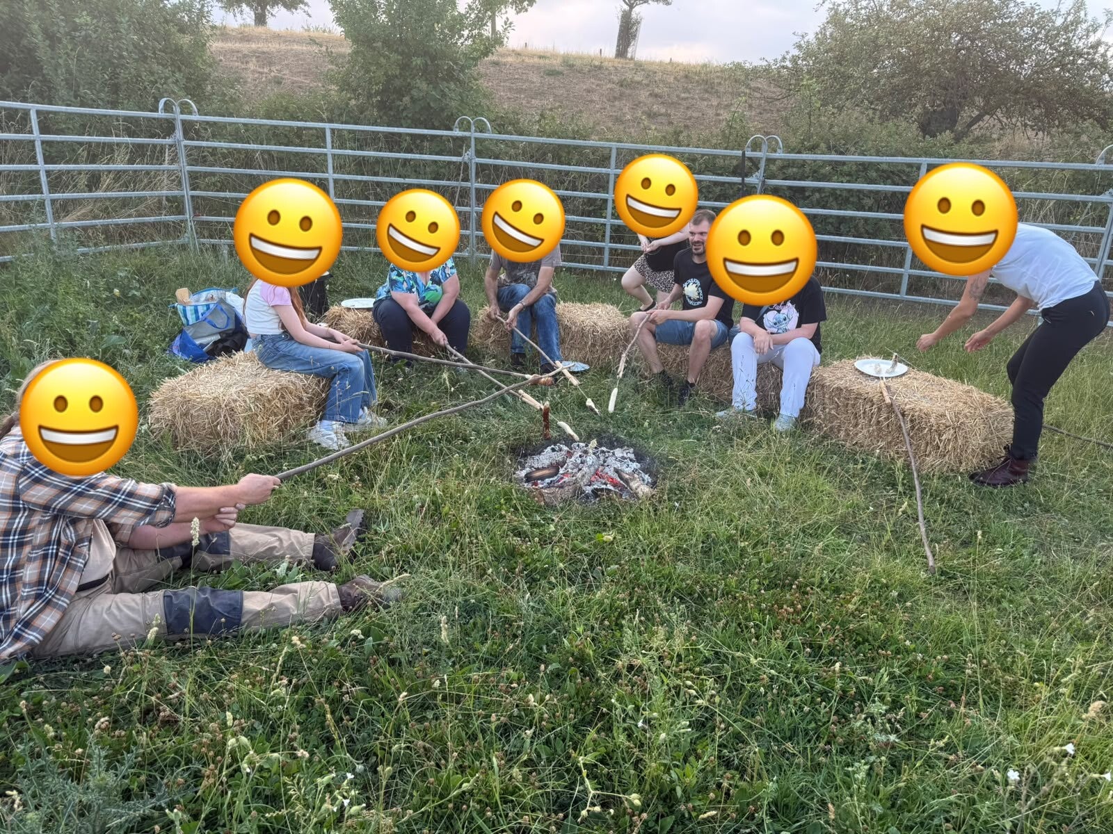 Nicole kuschelt mit zutraulichen Schafen auf dem Philippshof – Schaf erleben und entspannen in der Eifel“