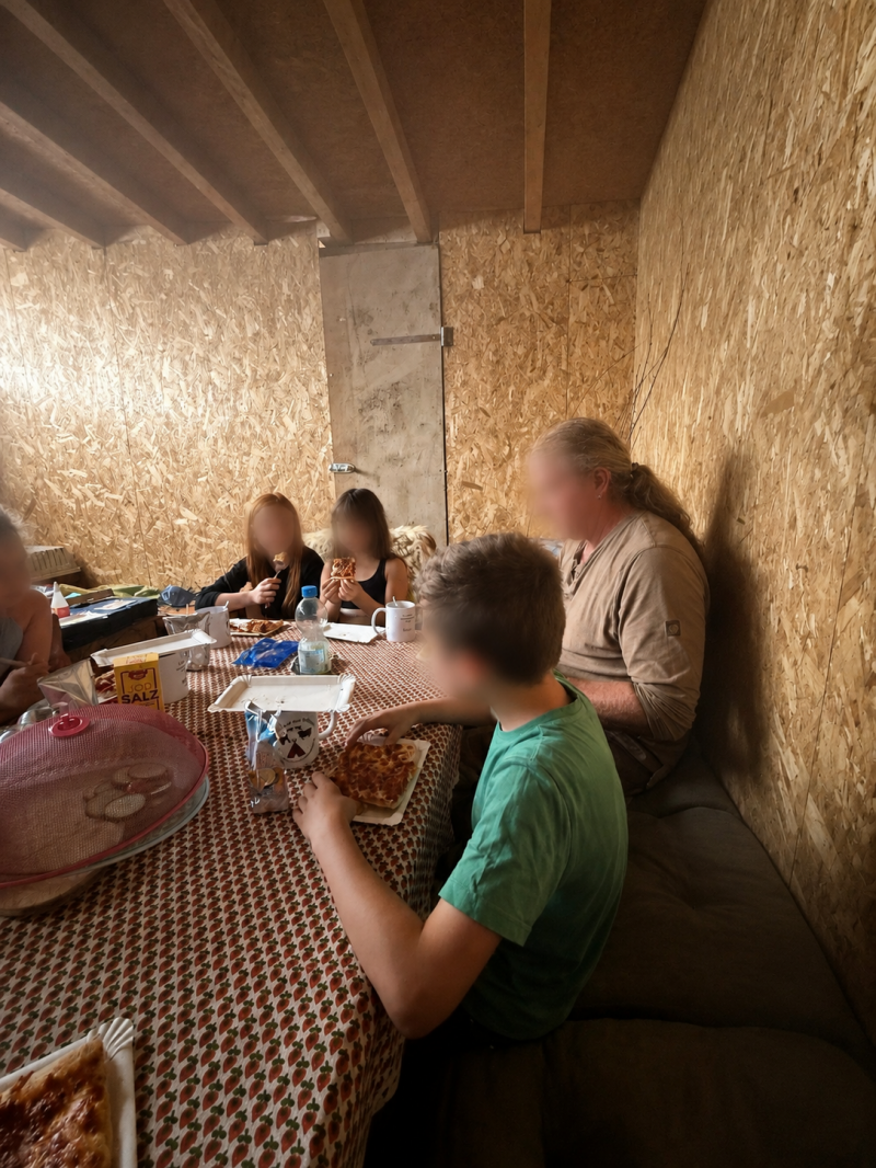 Gemeinsames Essen der Kinder beim Tierischen Indianercamp auf dem Philippshof in Mechernich-Floisdorf