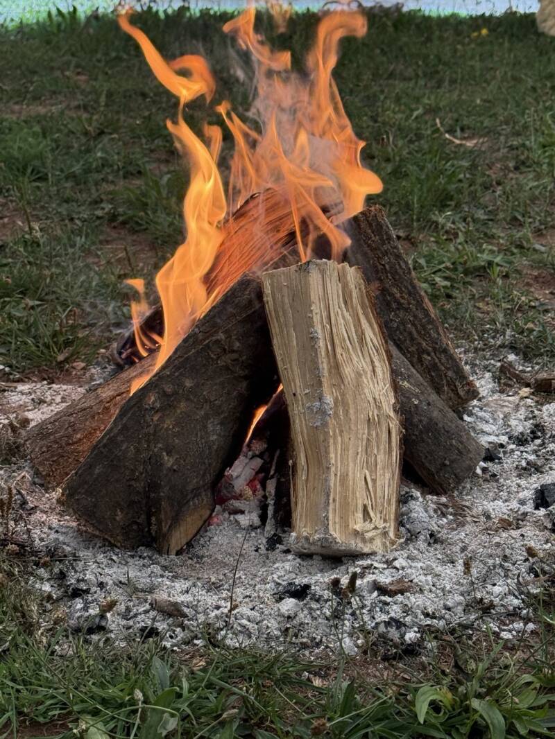 Feuer machen ohne Feuerzeug und Streichhölzer bei der indianischen Feuerprüfung auf dem Philippshof
