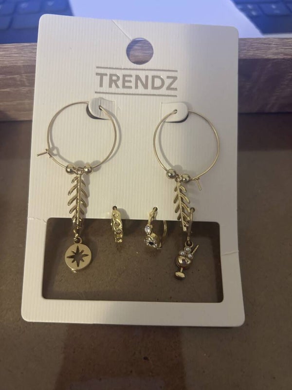 boucle d'oreille dorée glace