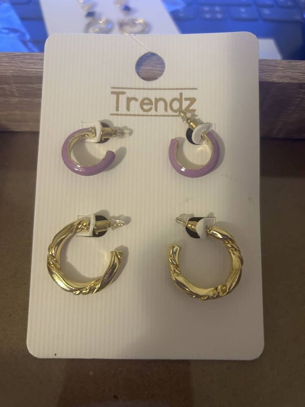 boucle d'oreille dorée violet