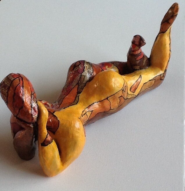 sculpure femme alongée  orange, rouge  