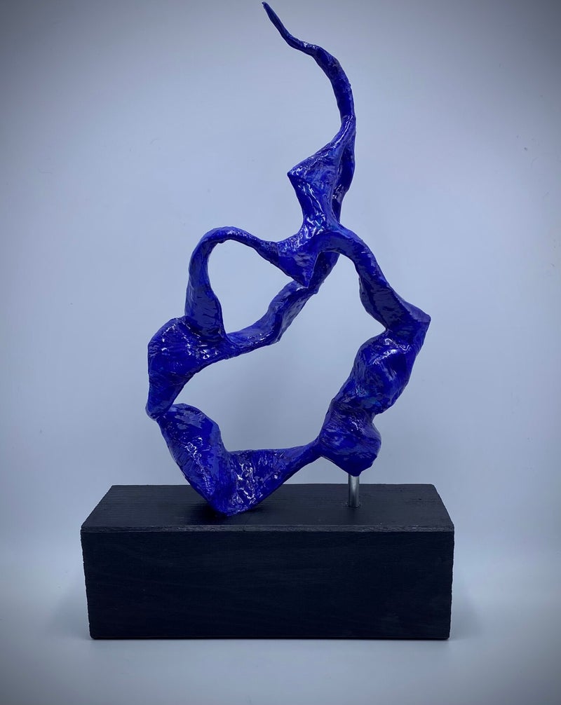 sculpture organique et poetique bleu comme un serpent grimpant au ciel