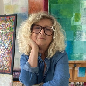 martine piazza entourée de tableaux