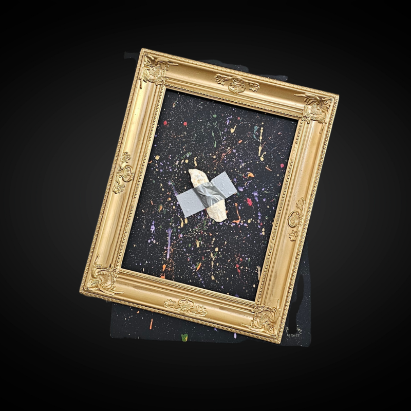 Wandstuk 'Taped Oyster - Not a Banana' van byNethly, oesterschelp met tape aan de muur bevestigd, Solitaire Art collectie