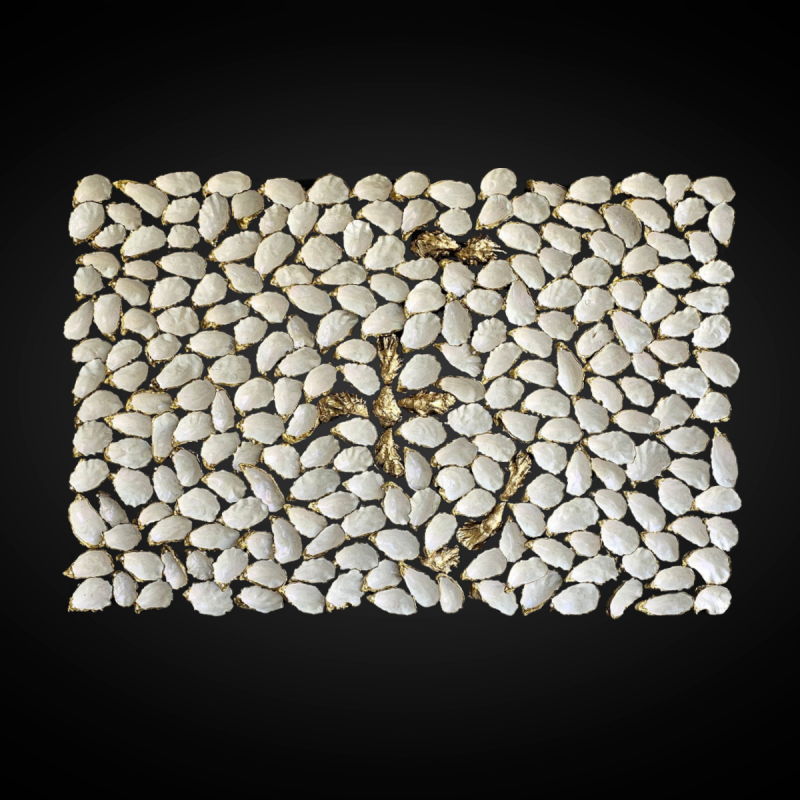 Wandstuk 'Pearls of 033' van byNethly, oesterschelpen mozaïek met het logo van Amersfoort, Natural Muse collectie