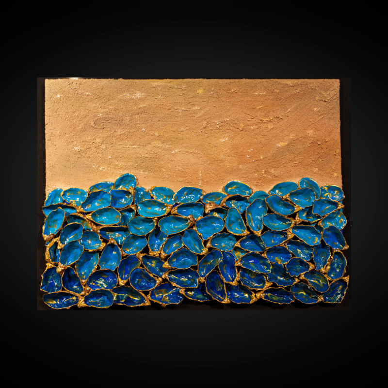 Wandstuk 'Midnight Wave' van byNethly, oesterschelpen mozaïek in donkerblauw met zandkleurige basis, Oceanic Dream collectie