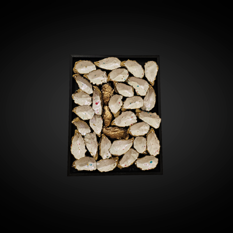 Wandstuk 'Mini Me' van byNethly, oesterschelpen mozaïek met gouden letter L, Natural Muse collectie
