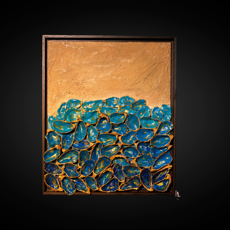 Wandstuk 'Golden Shore' van byNethly, oesterschelpen mozaïek in blauw met gouden zandlaag, Oceanic Dream collectie