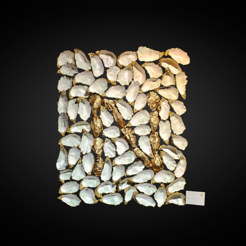 Wandstuk 'Me' van byNethly, oesterschelpen mozaïek met gouden letter N, Natural Muse collectie