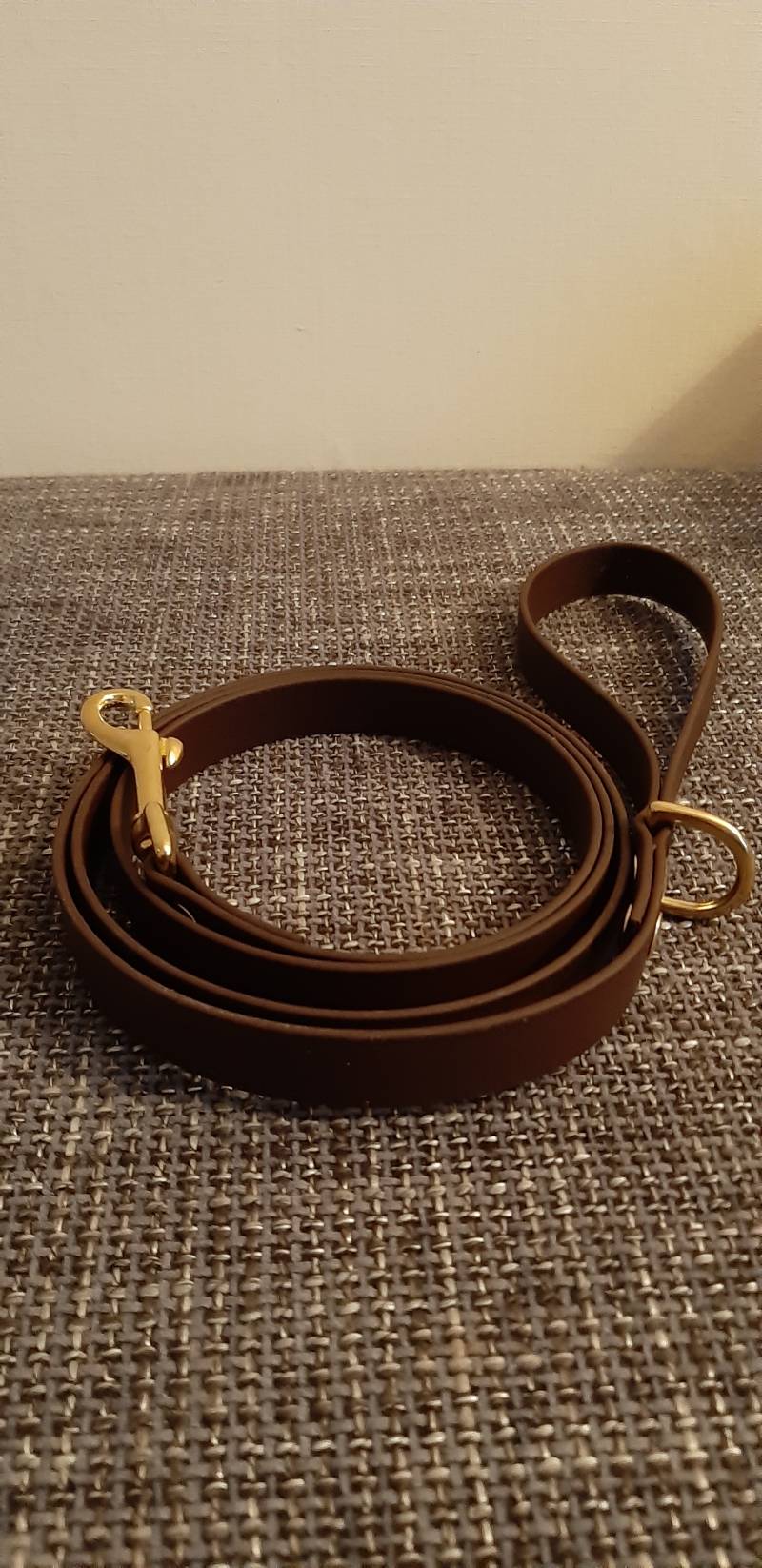 Biothane lijn 1,5 m lang 19 mm breed, bruin, messing fournituren