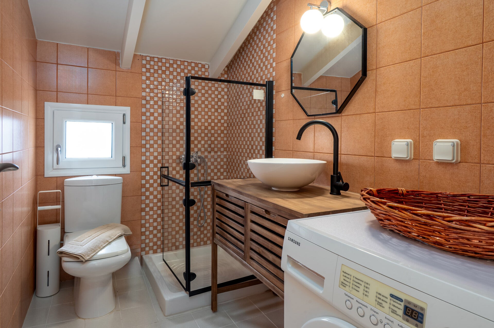 First-floor bathroom at Trithea Villa Kefalonia